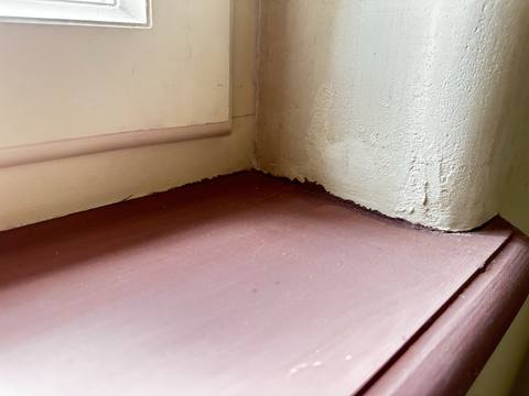 Mazā istaba augšstāvā (pie guļamistabas) — defekts 12